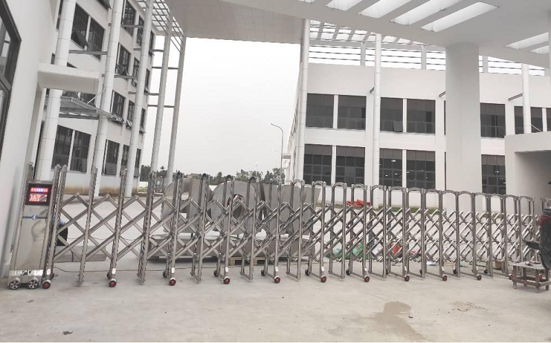 Lắp đặt cổng xếp inox YL-05B1 tại nhà máy