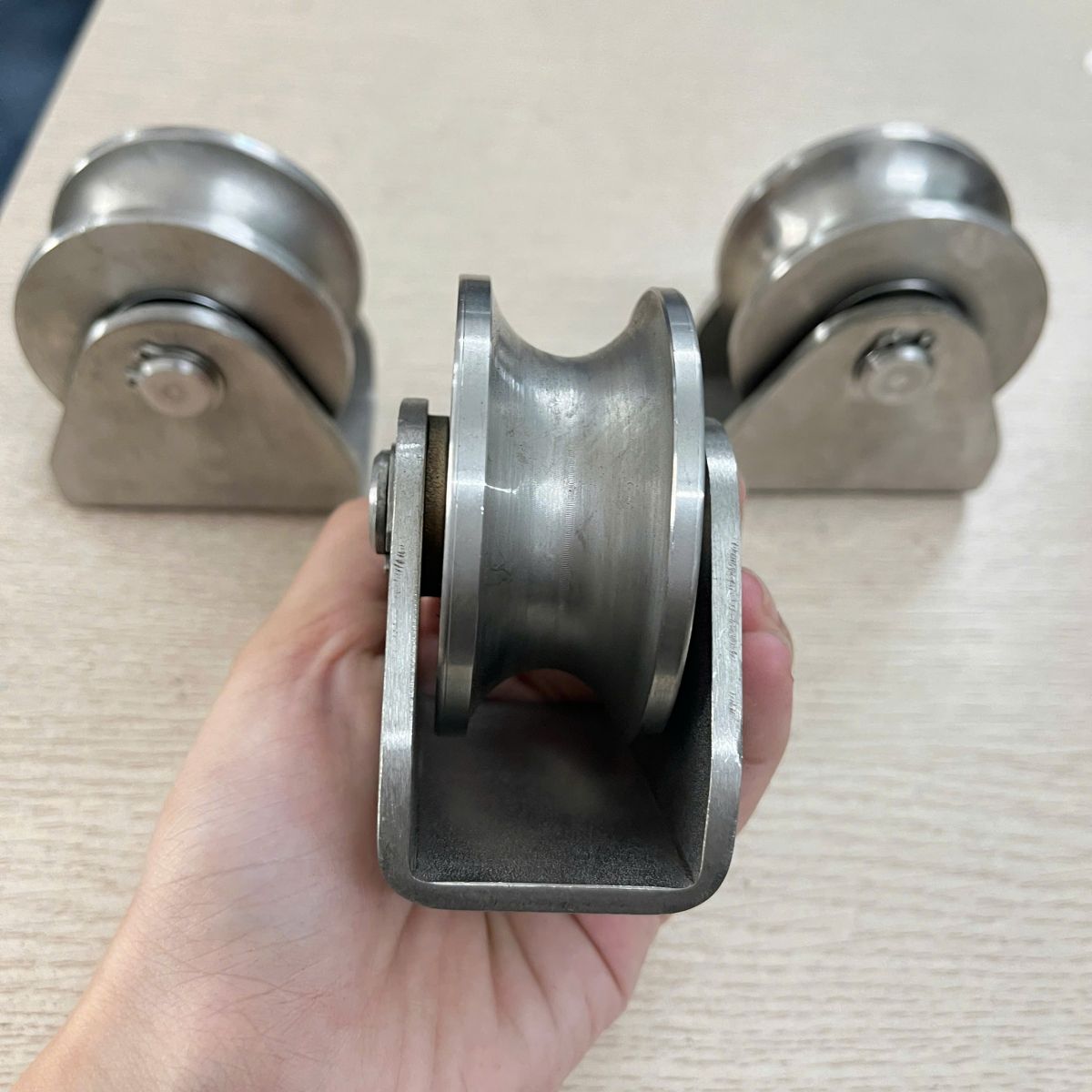 Bánh xe cổng trượt ray U