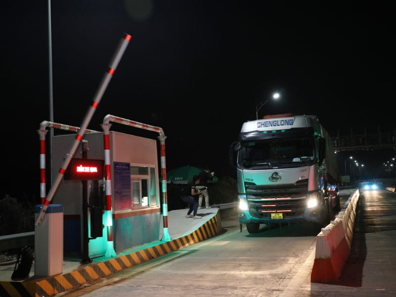 Barie cao tốc vào ban đêm