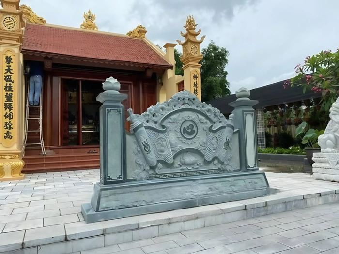 Bức bình phong giúp hóa giải vận xui của thế cổng đối cổng