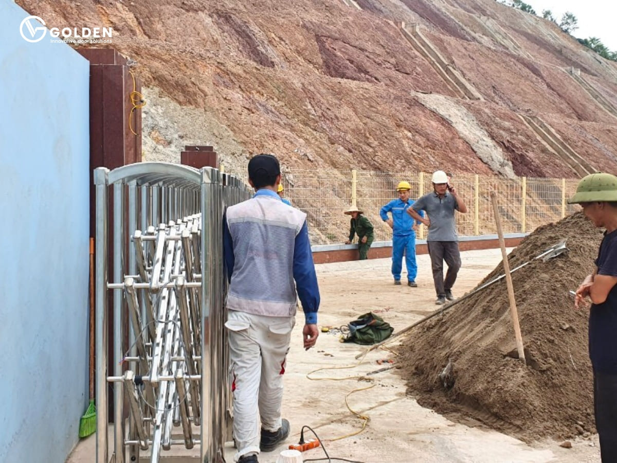 Lắp cổng xếp inox 201 tại Thái Nguyên