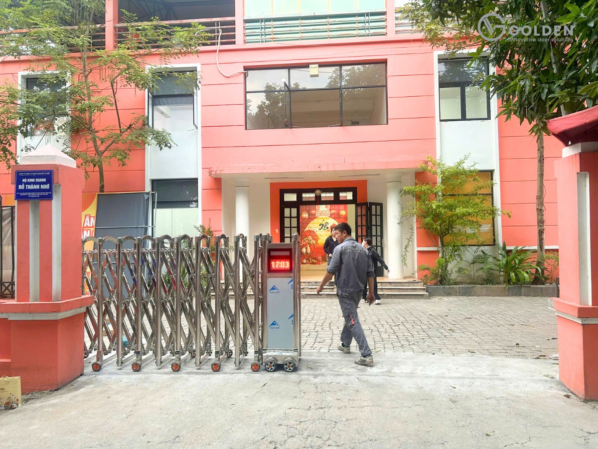 Không nên để trẻ em lại gần khi cổng xếp đang vận hành