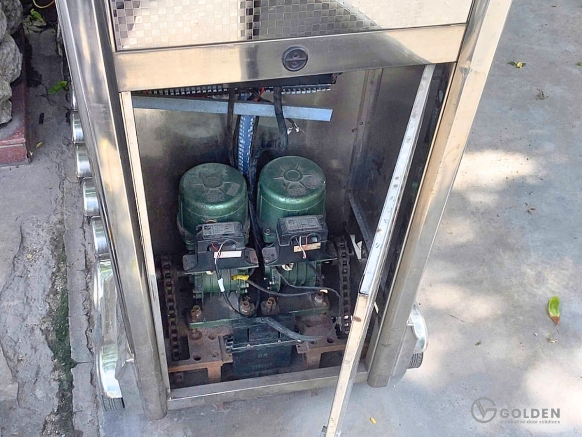 Cách phân biệt cổng xếp chính hãng qua motor và hệ thống điều khiển