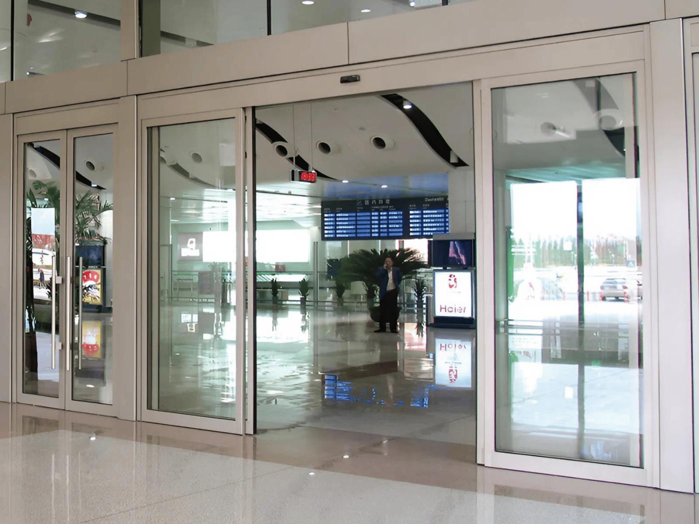 Giá cửa kính tự động phụ thuộc nhiều yếu tố