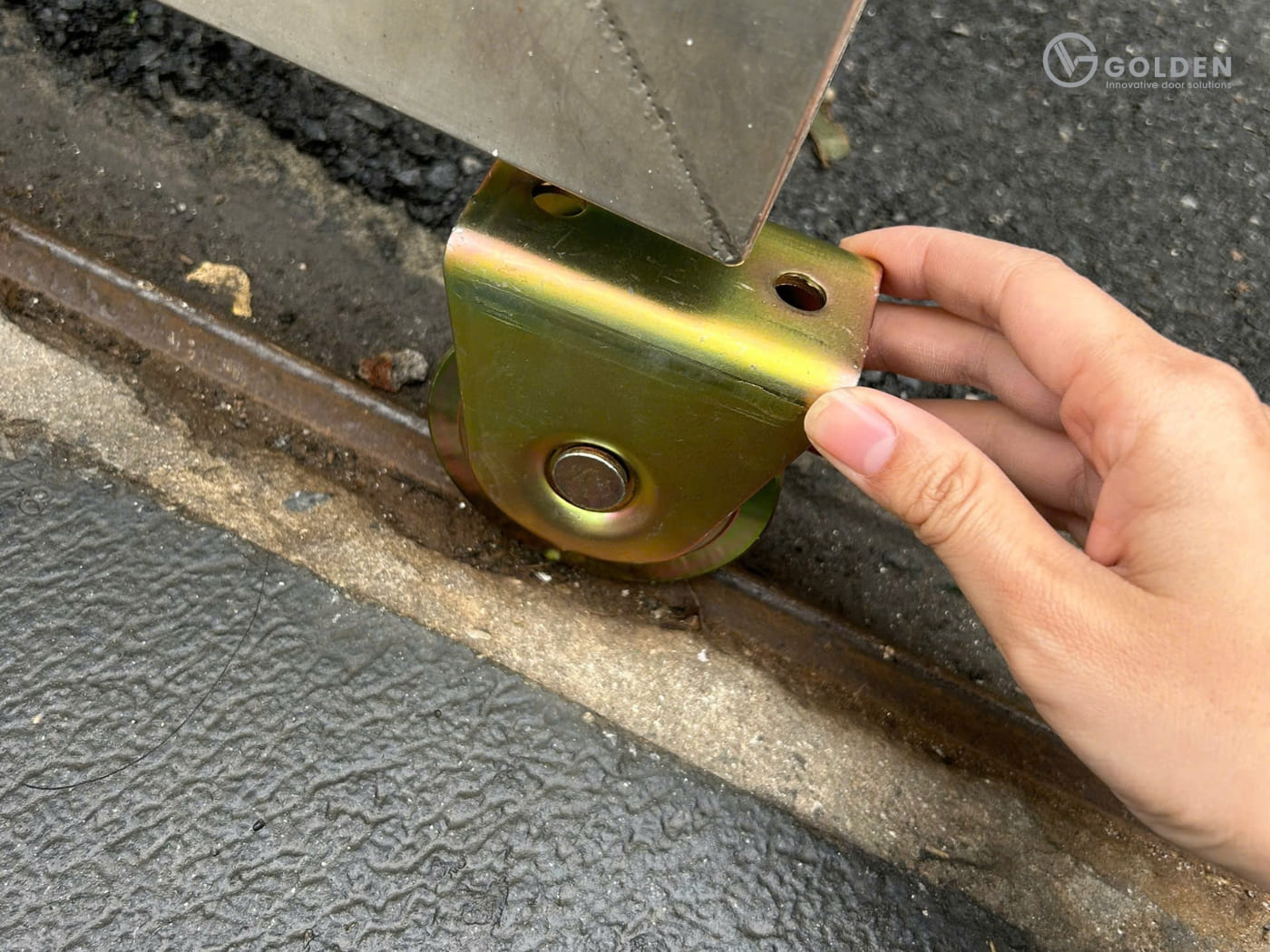Bánh xe cổng trượt giúp giữ cổng di chuyển đúng hướng