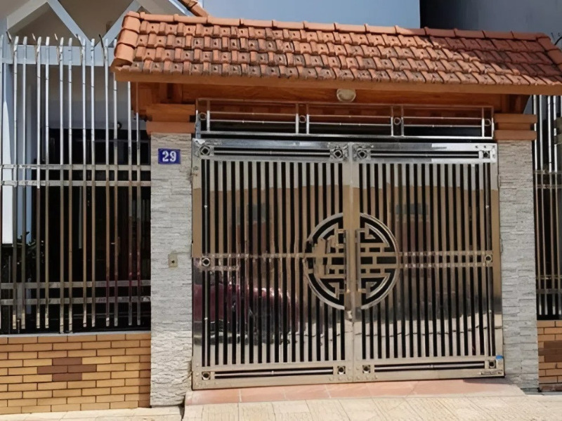 Cổng inox sáng bóng lợp ngói