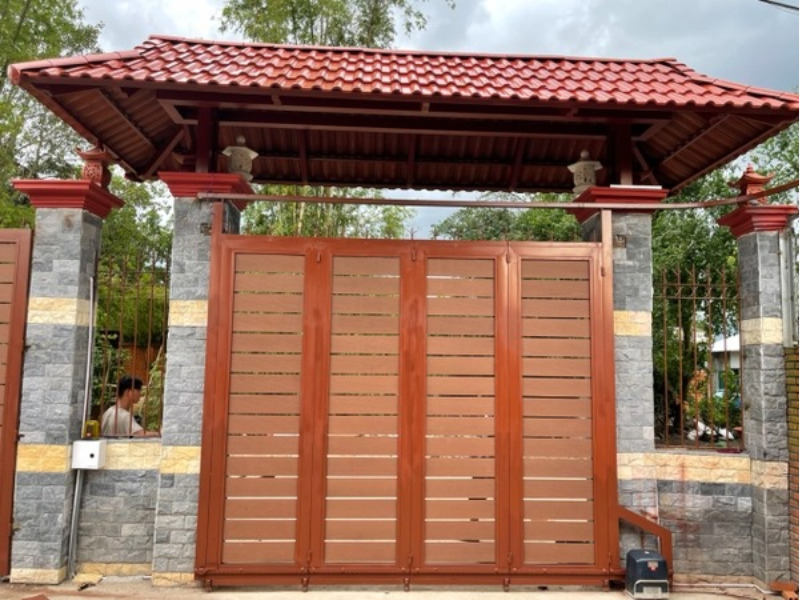 Cổng lợp ngói tạo điểm nhấn hài hòa cho mặt tiền ngôi nhà 