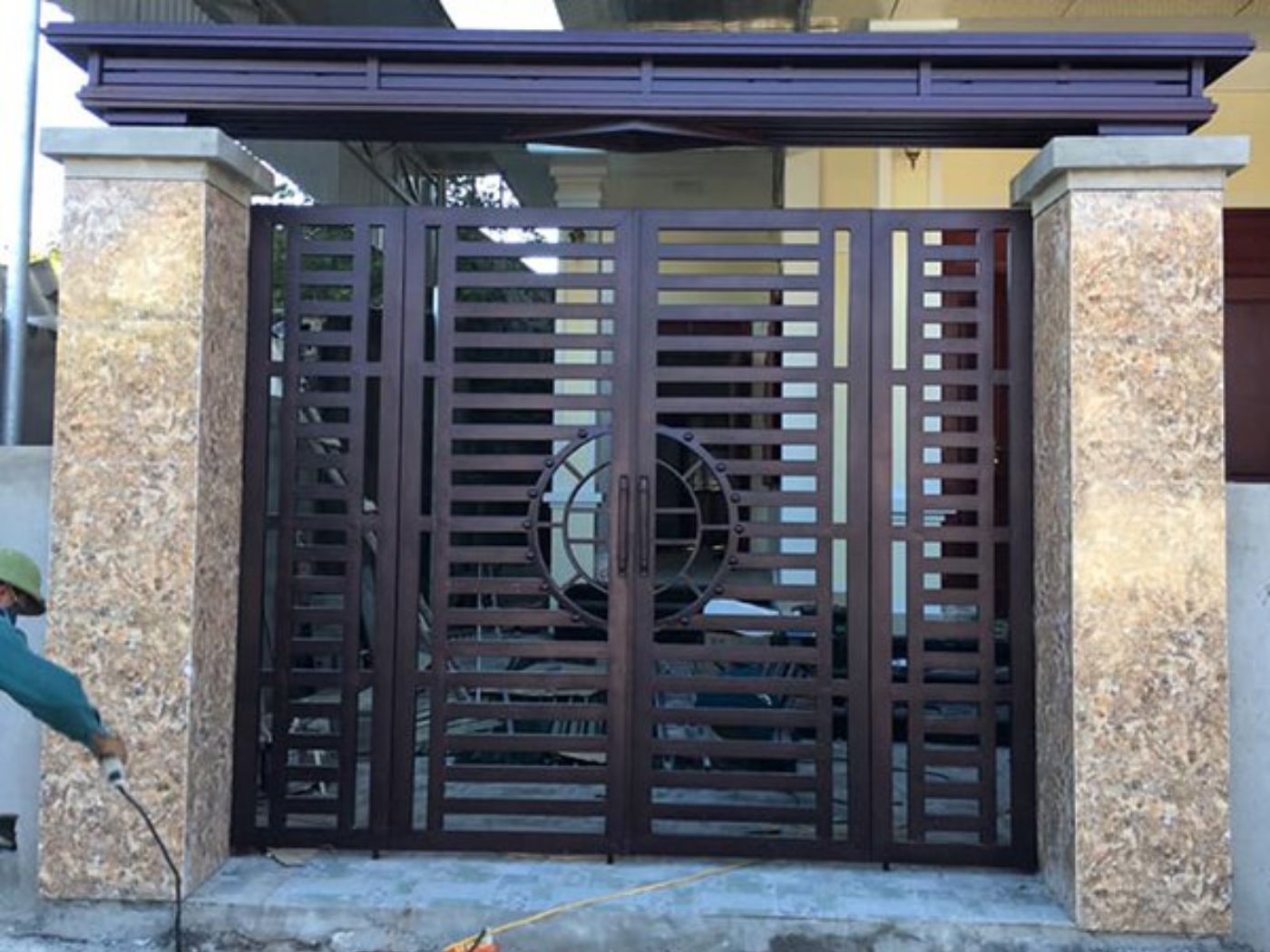 Cổng mái bằng đẹp với cánh sắt chắc chắn