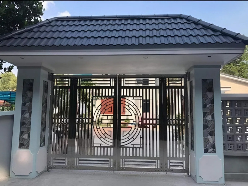 Cổng mái ngói giúp mặt tiền trở nên bề thế hơn