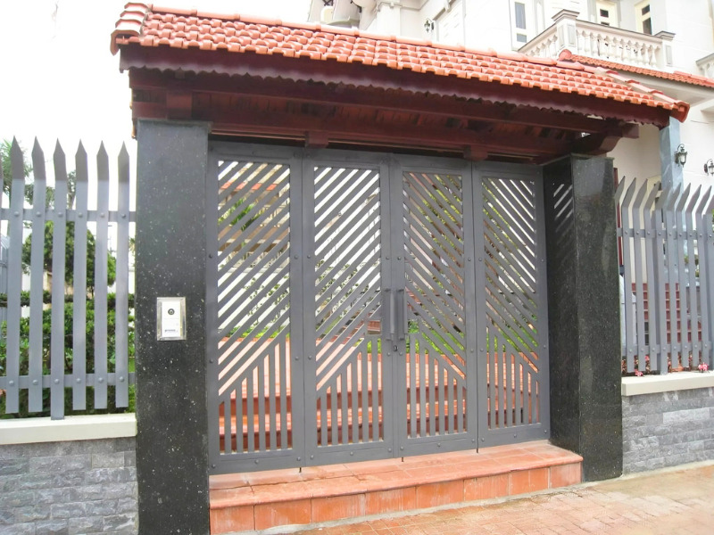 Cổng mái ngói phù hợp với nhiều phong cách nhà ở