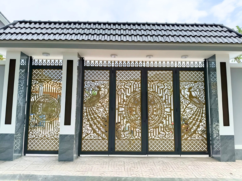 Cổng nhà lợp ngói kết hợp trụ đá chắc chắn
