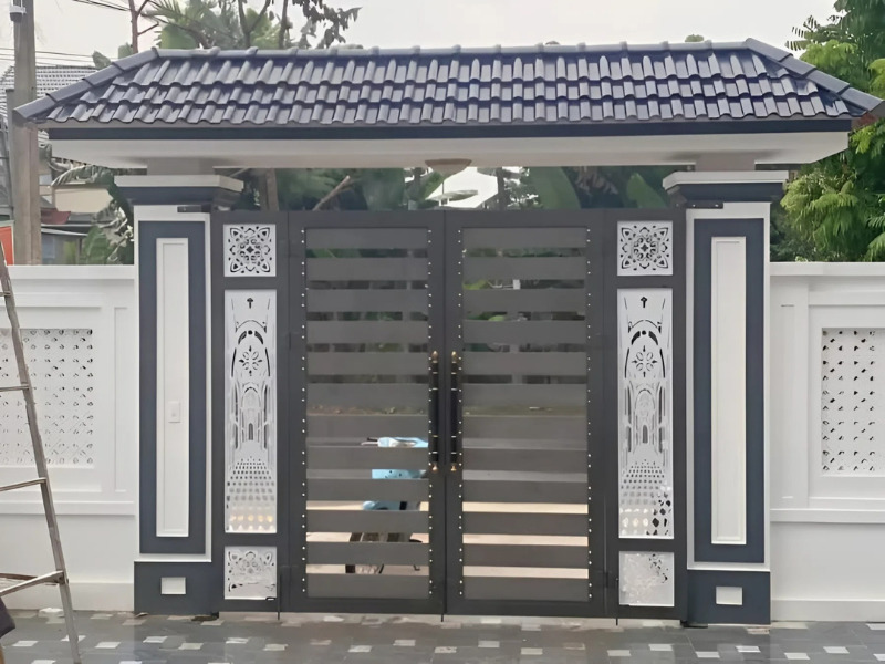 Cổng nhà lợp ngói tạo điểm nhấn cho không gian sống