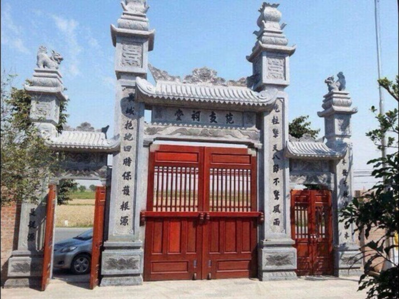 Cổng tam quan đẹp phù hợp nơi trang nghiêm