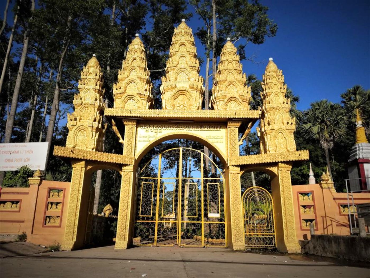 Cổng tam quan giúp công trình thêm bề thế