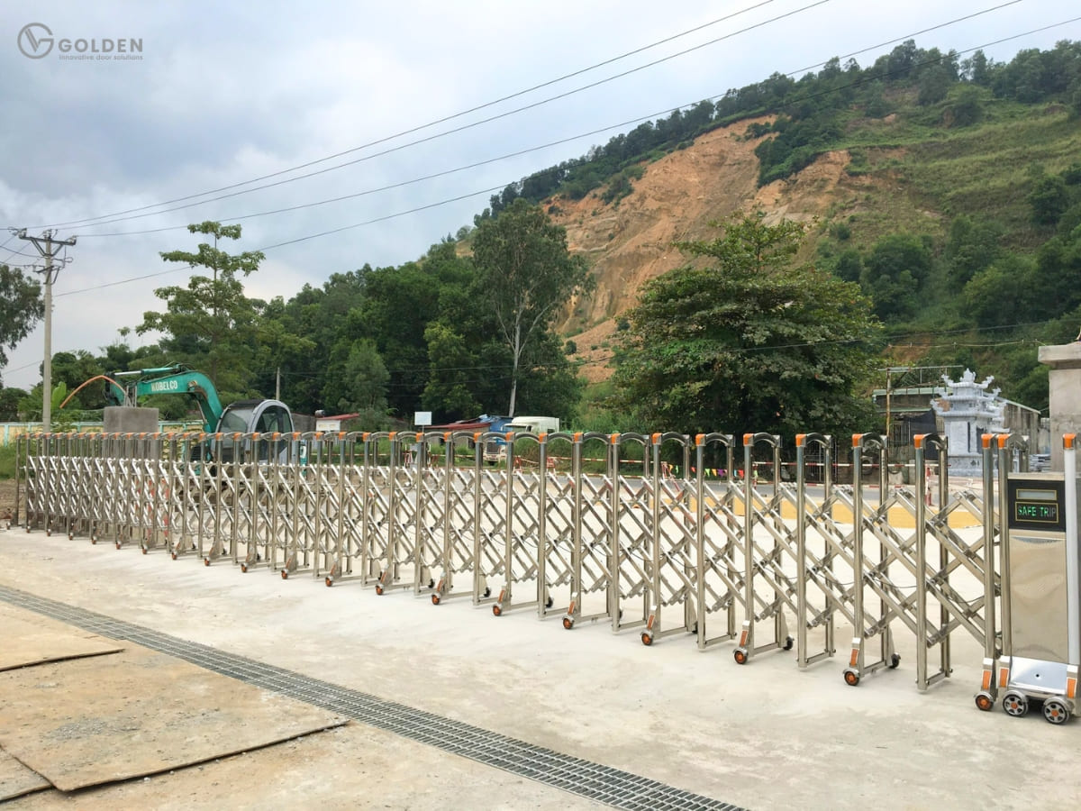 Cổng xếp không chống trộm mà chủ yếu để kiểm soát lối ra vào 