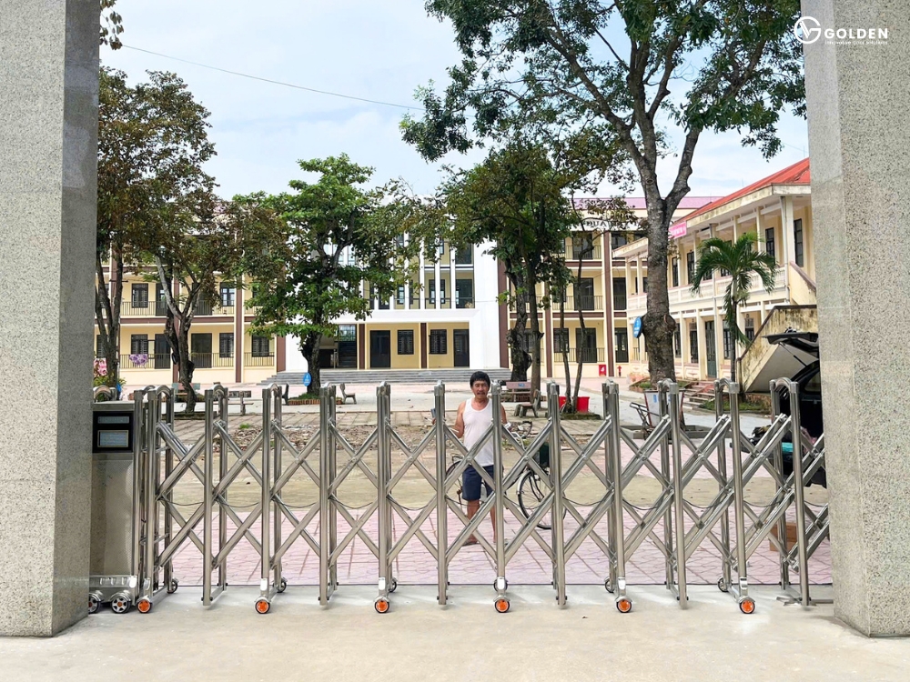 Cổng xếp inox 304 là gì?