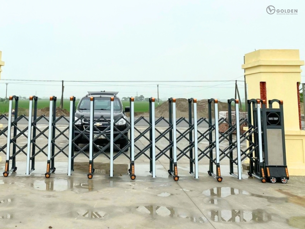 Mẫu cổng xếp nhôm khu công nghiệp
