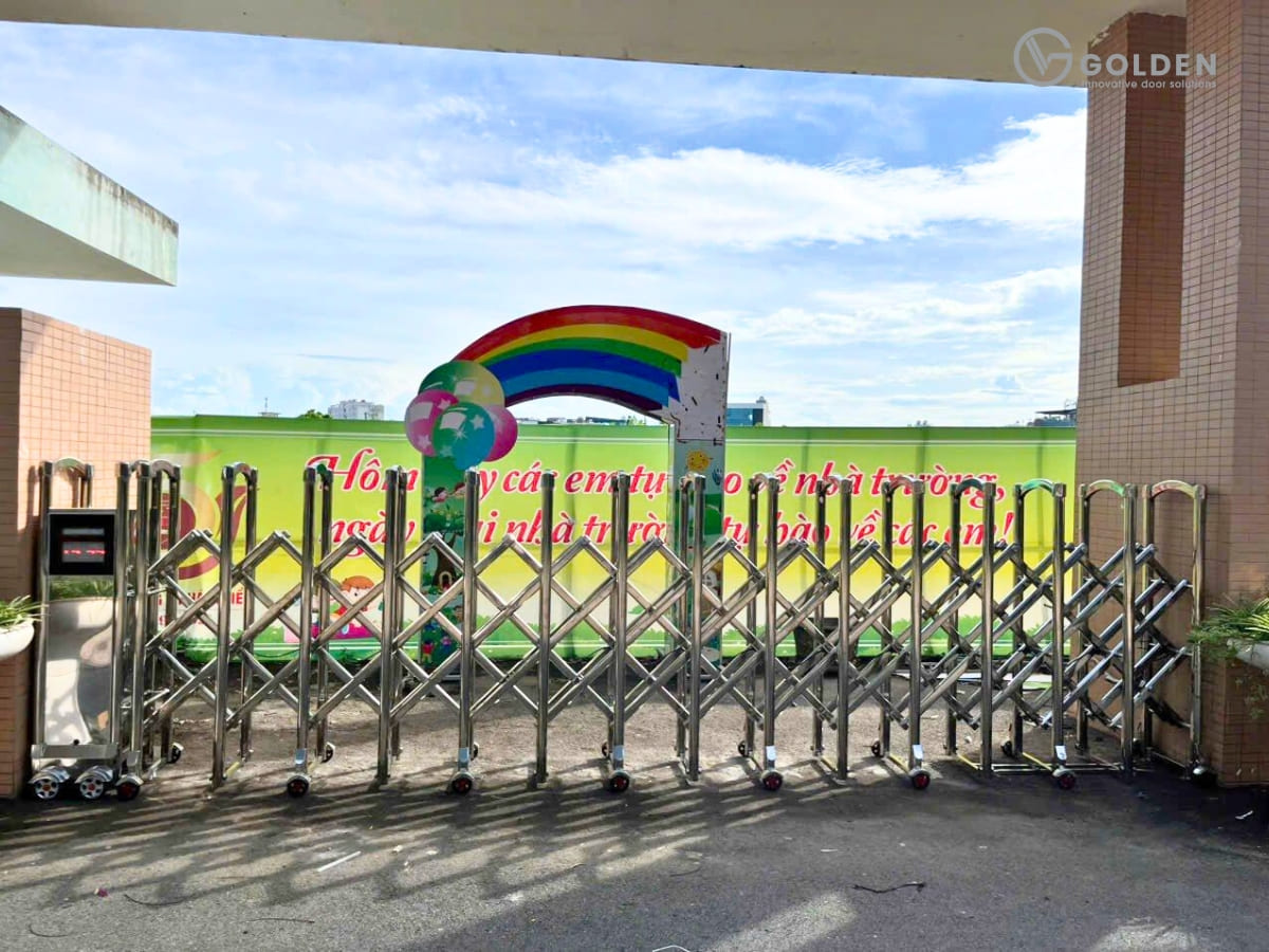 Cổng xếp tự động an toàn cho trường học