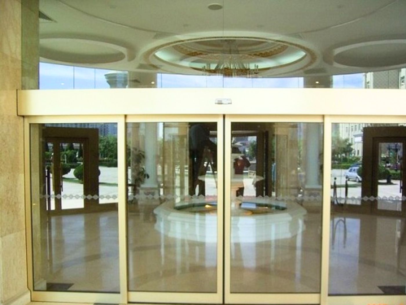 Cửa kính tự động cho sảnh tòa nhà văn phòng