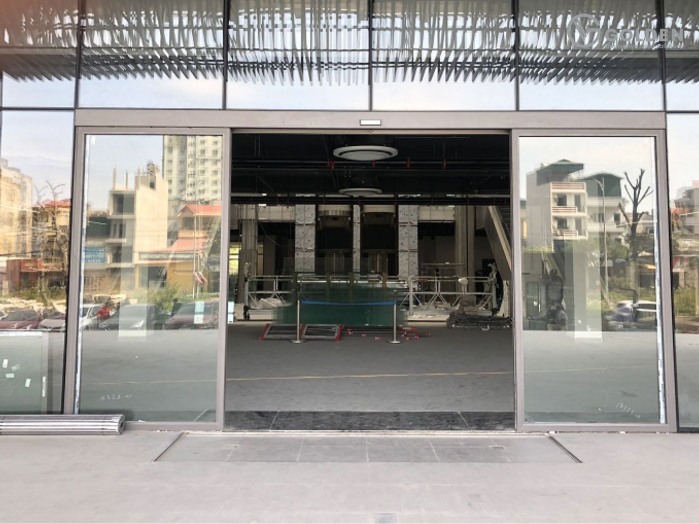 Cửa siêu thị trượt tự động sang 2 bên