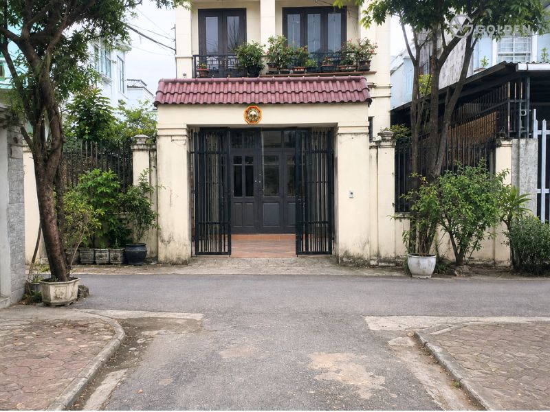 Cách hóa giải nhà có đường đâm thẳng vào cổng bằng gương bát quái