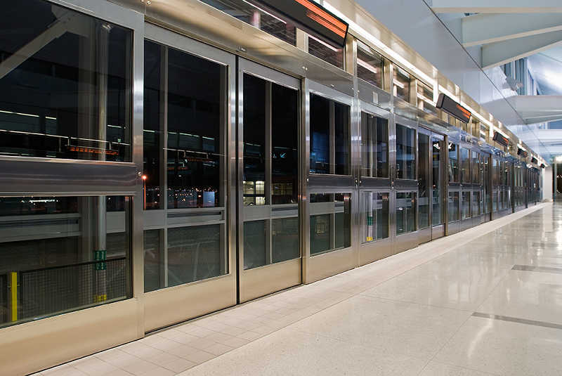 Hệ thống cửa trượt tự động tại sân bay