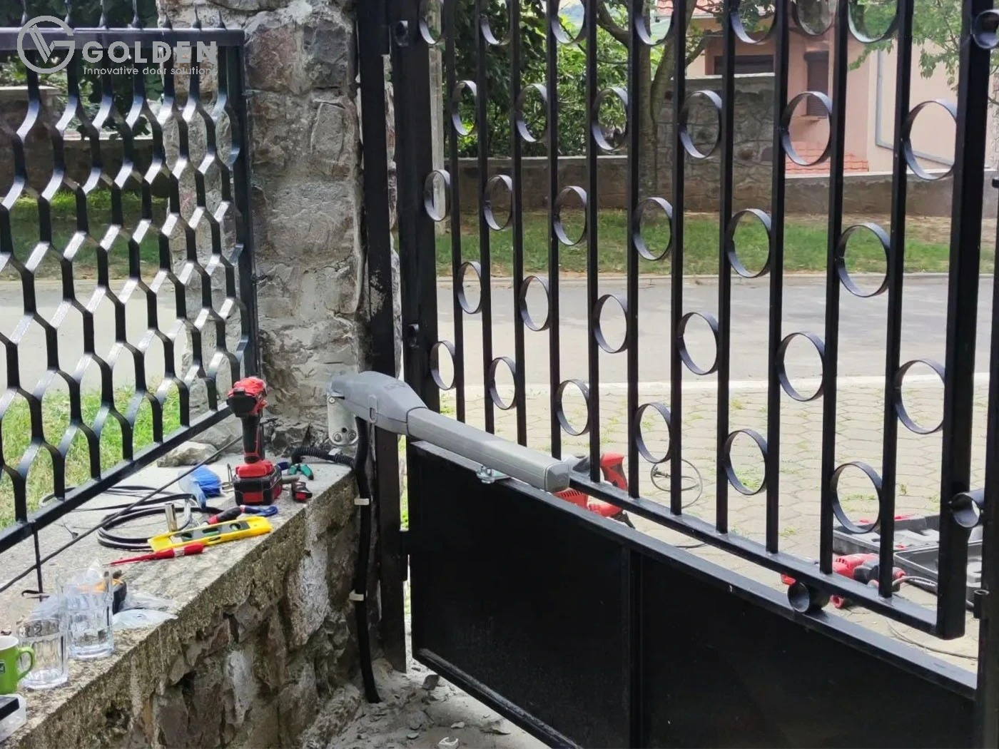 Lắp đặt motor cổng tay đòn Life OP2 250kg cho cổng sắt