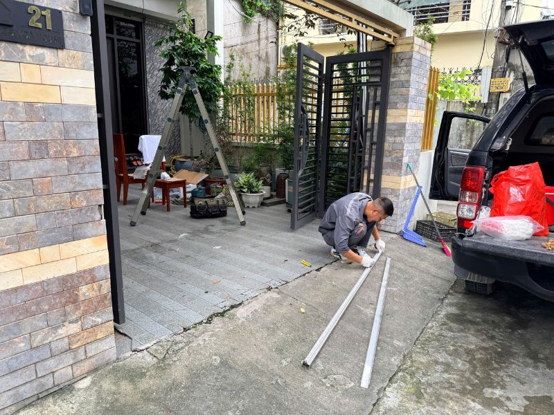 Kỹ thuật viên lắp đặt cổng 4 cánh tự động tại Cẩm Phả