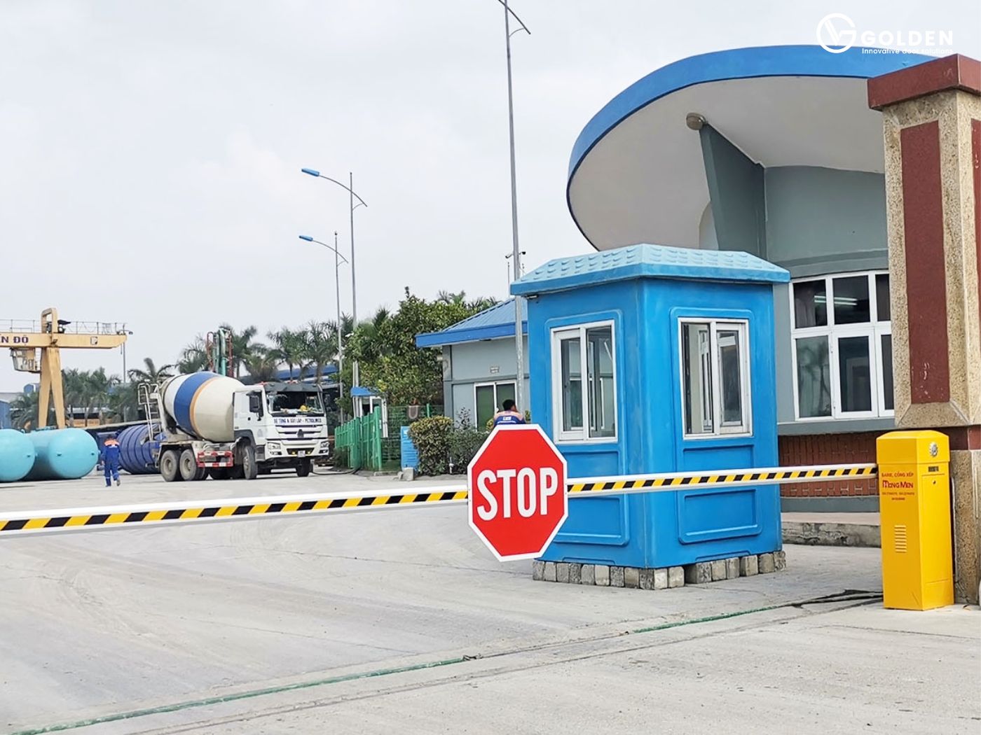 Barie kiểm soát cổng nhà máy