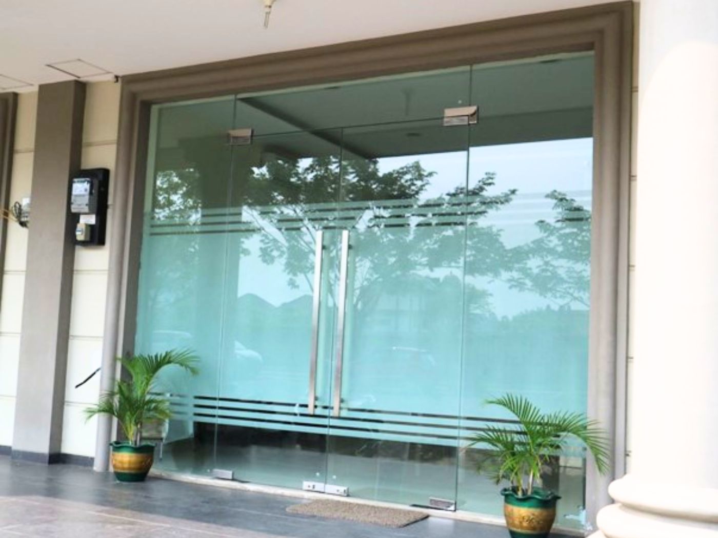 Cửa kính đẹp lối ra vào văn phòng