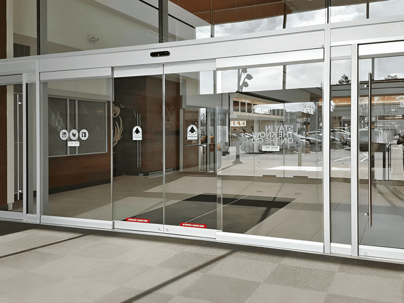 Giá cửa kính tự động - Kính cường lực chiếm phần lớn chi phí