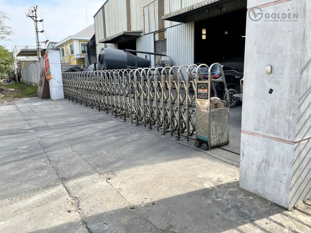 Loại cổng xếp inox nào phù hợp nhất cho công trình ven biển