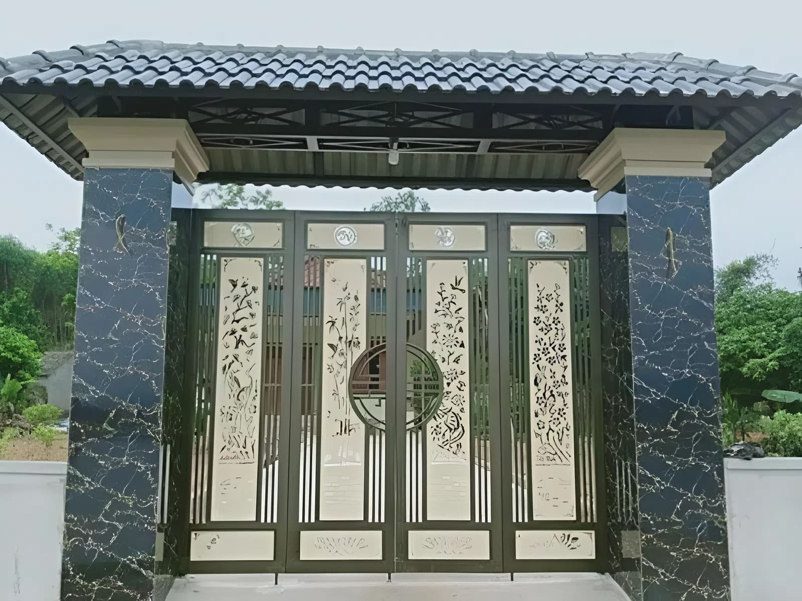 Mái ngói trên cổng giữ gìn nét đẹp kiến trúc Việt