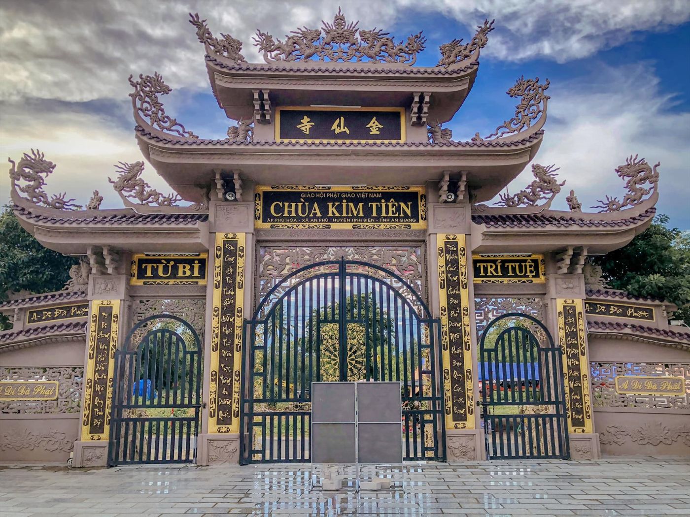 Cổng tam quan trang nghiêm