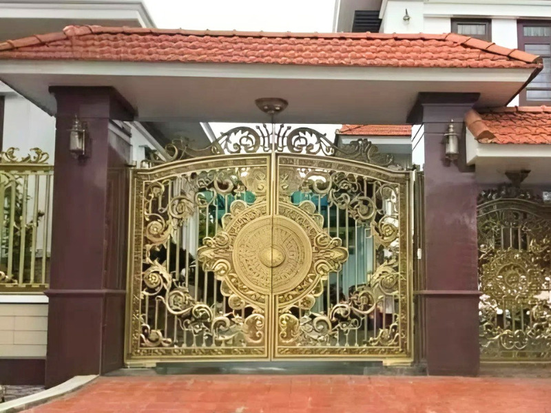 Mẫu cổng lợp ngói đẹp có trụ cột vững chắc