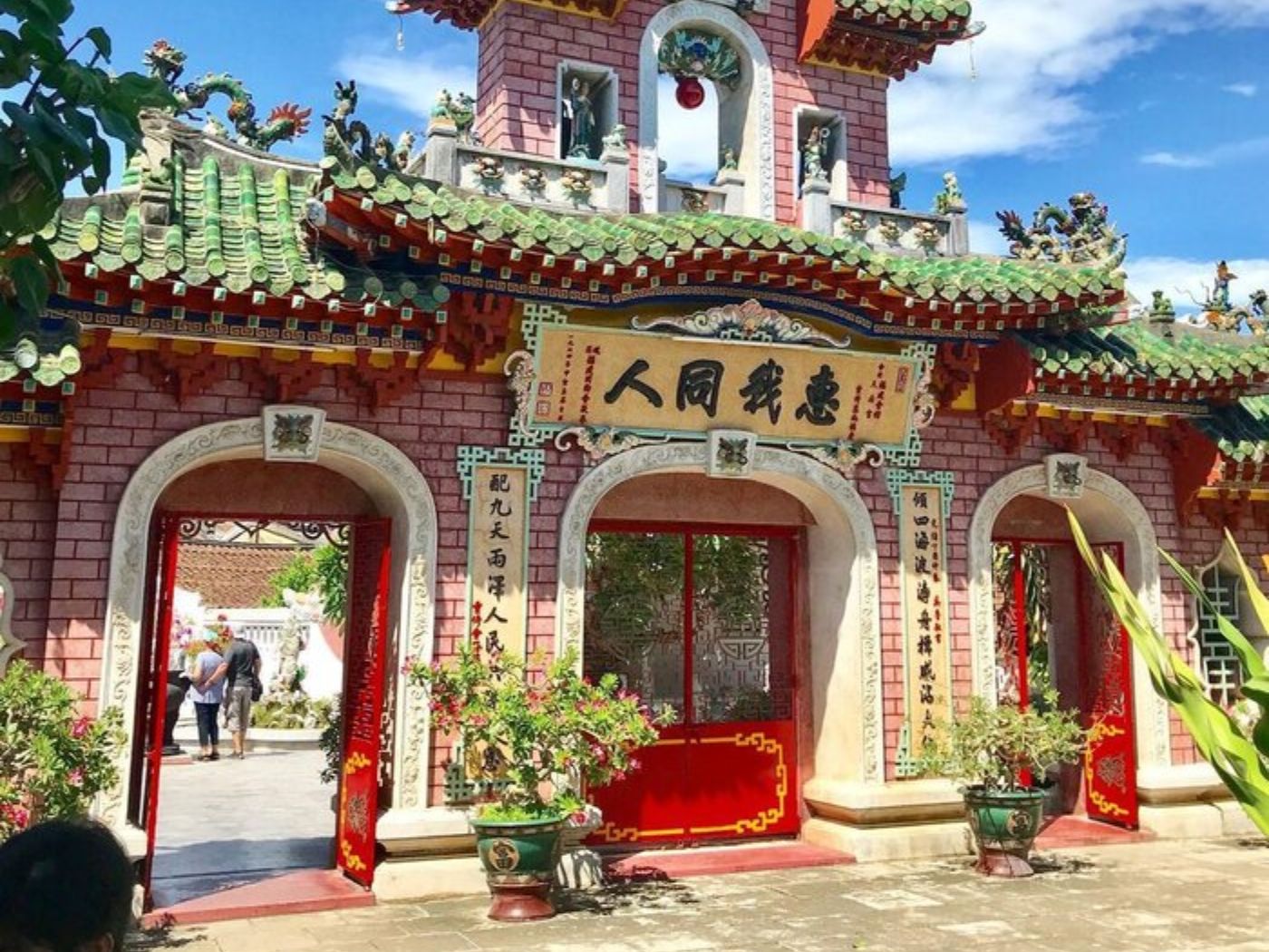 Mẫu cổng tam quan đẹp, hài hòa với mái ngói