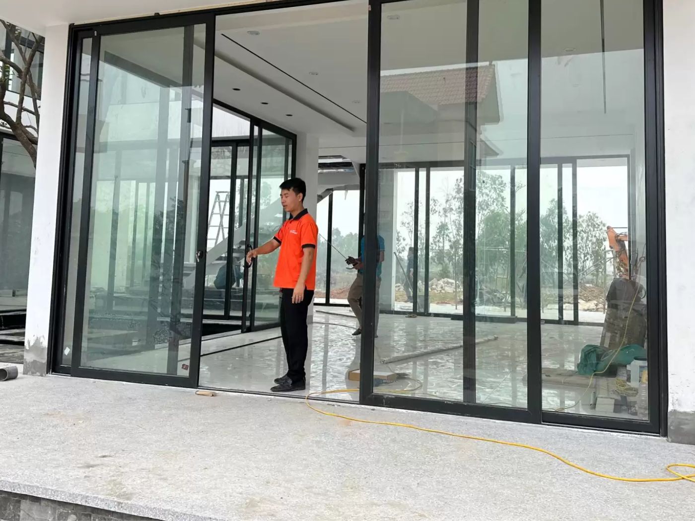 Mẫu cửa kính văn phòng hiện đại, sáng đẹp
