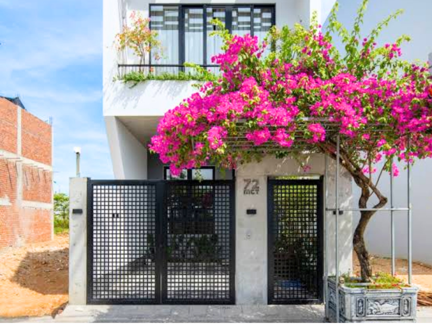 Những hạn chế khi làm cổng thẳng cửa chính