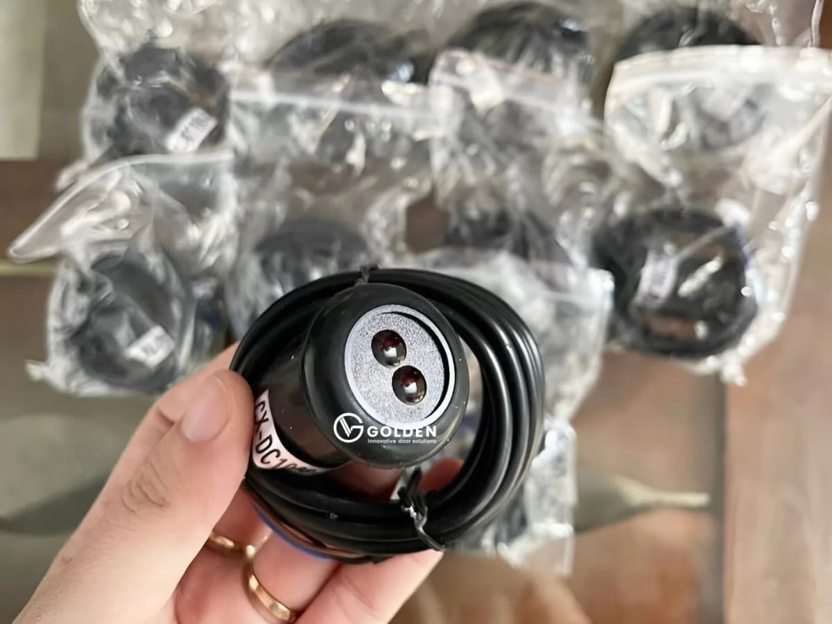 Cổng xếp có an toàn không? Trang bị cảm biến vật cản cho cổng xếp