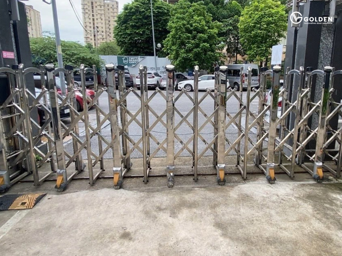 Cổng xếp có an toàn không? - Ray dẫn hướng