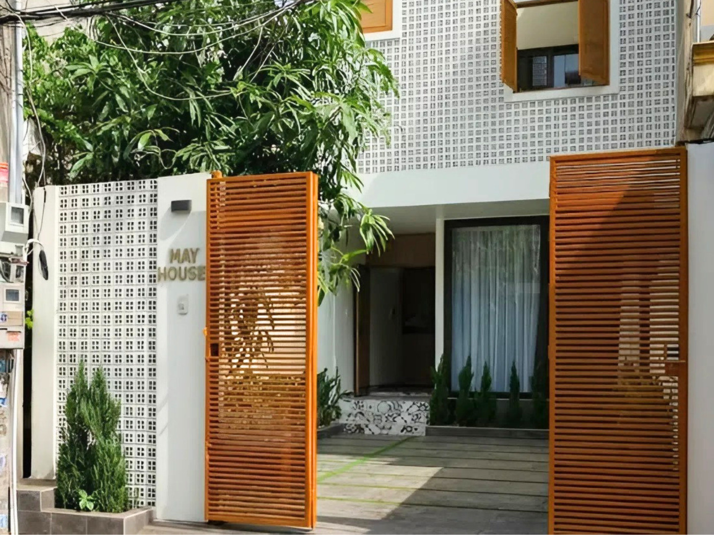 Sử dụng rèm che hạn chế tầm nhìn từ ngoài vào