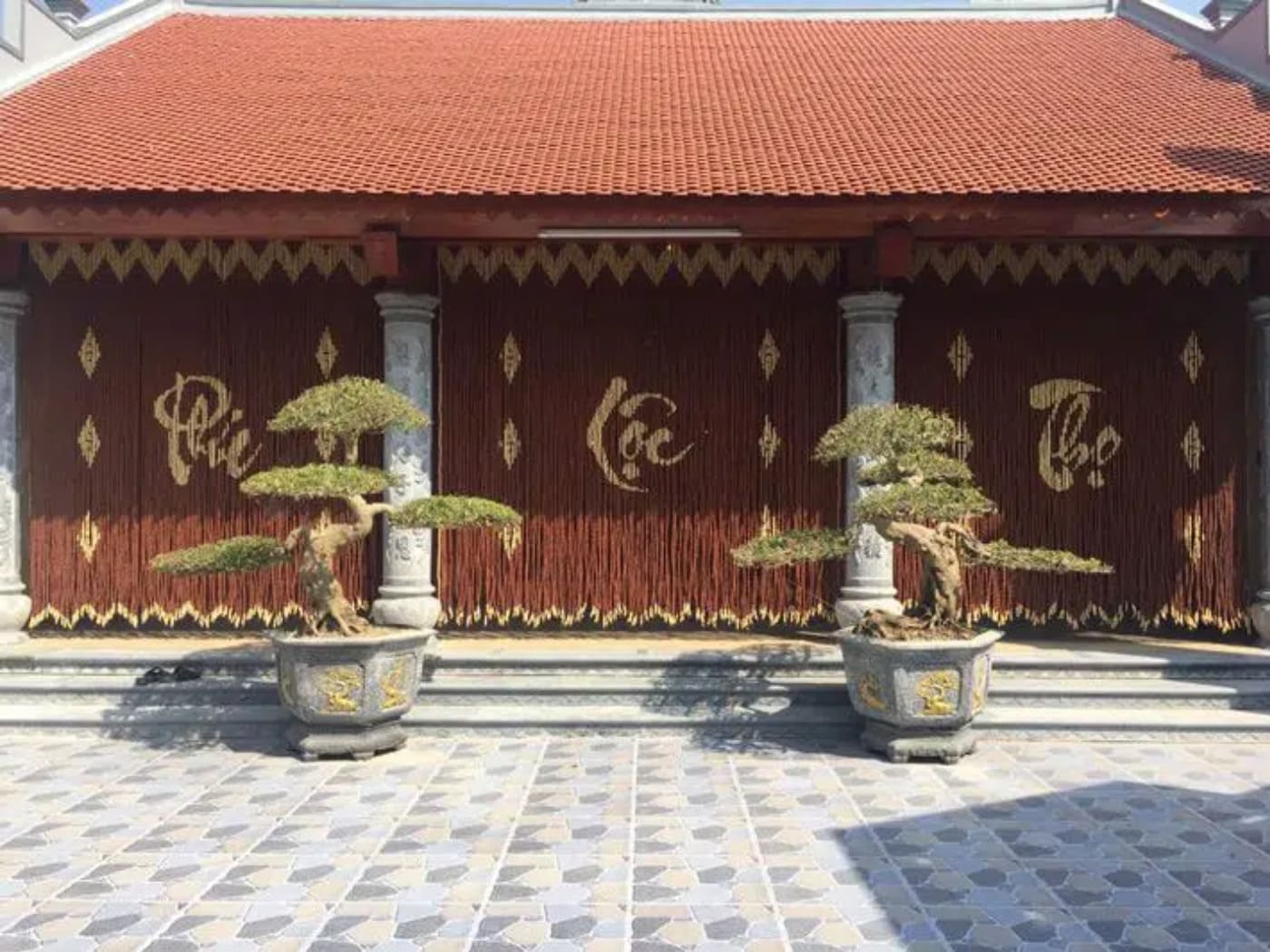 Sử dụng rèm hạt phù hợp tránh cổng đối cổng