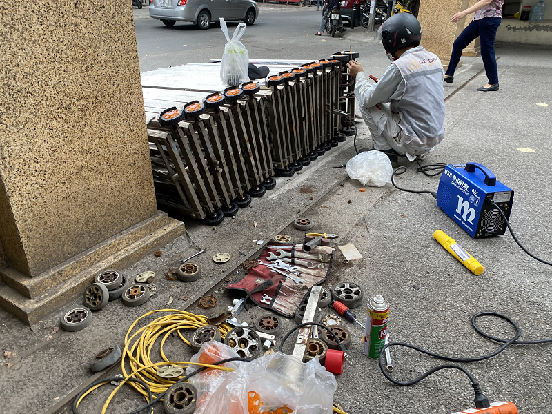 Dịch vụ sửa chữa cổng xếp - Golden Việt