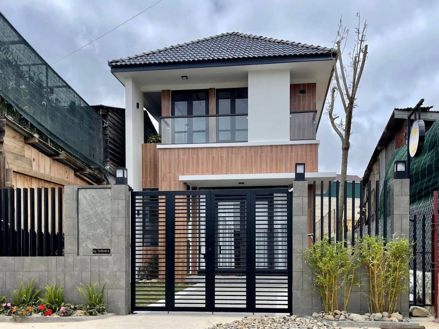 Tác động khi cổng và cửa chính thẳng nhau