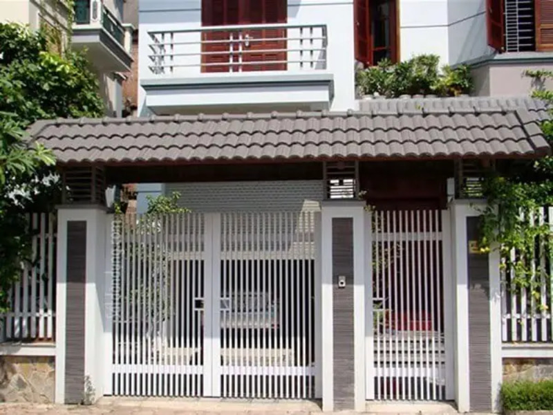 Thiết kế cổng mái ngói hài hòa với kiến trúc mặt tiền
