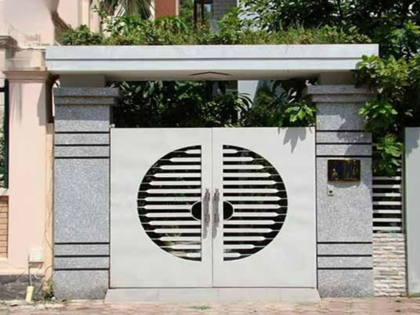 Thiết kế cổng mái bằng tối giản, dễ thi công