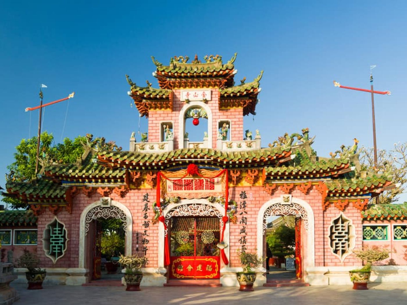 Cổng tam quan uy nghi