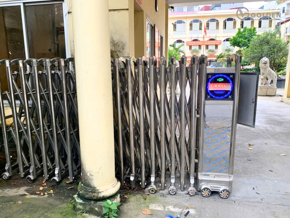 Cổng xếp cũ nhanh hỏng và cần sửa chữa thường xuyên